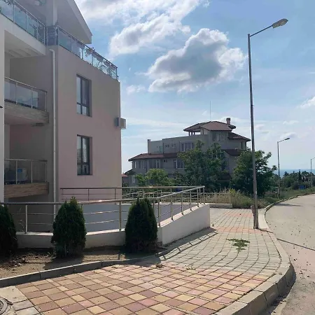 דירה 3 Bedroom With Sea View *