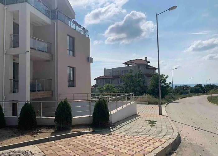 דירה 3 Bedroom With Sea View *